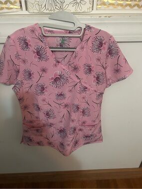 GT Performance Women's Pink Floral V-Neck Scrub Top